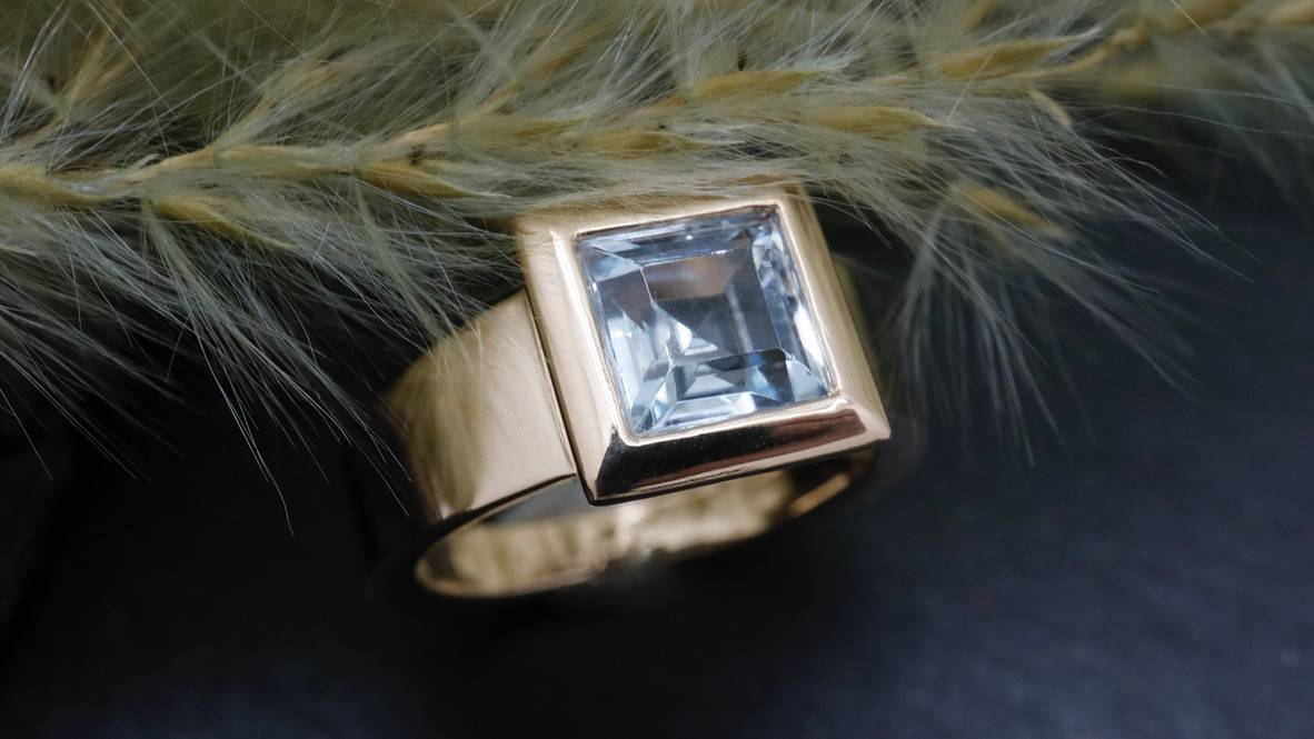 Bague or jaune 750 millièmes et aigue-marine